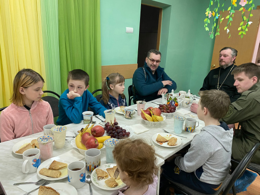 В Центре социальной помощи семье и детям Почепского района в гости к воспитанникам приехали настоятель храма Успения Пресвятой Богородицы Роман Витальевич Кругликов и Ростислав Сергеевич Иванов