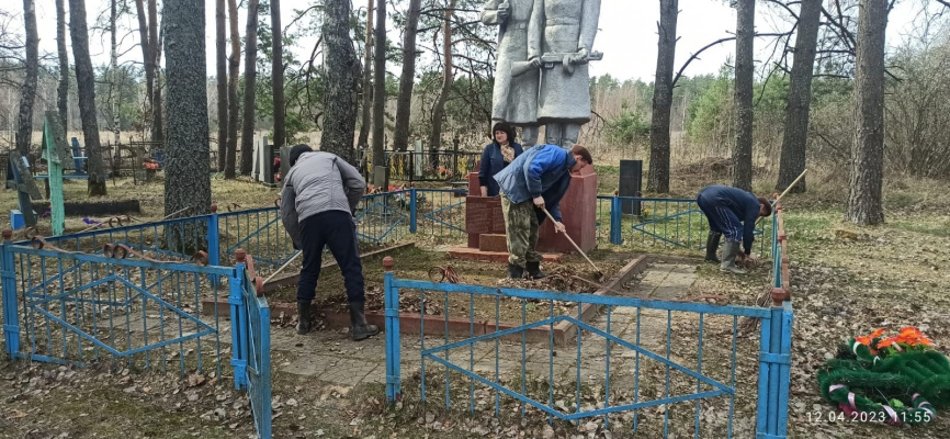 Сотрудники Навлинского ПНИ привели в порядок воинское захоронение в деревне Глубокие Лужи